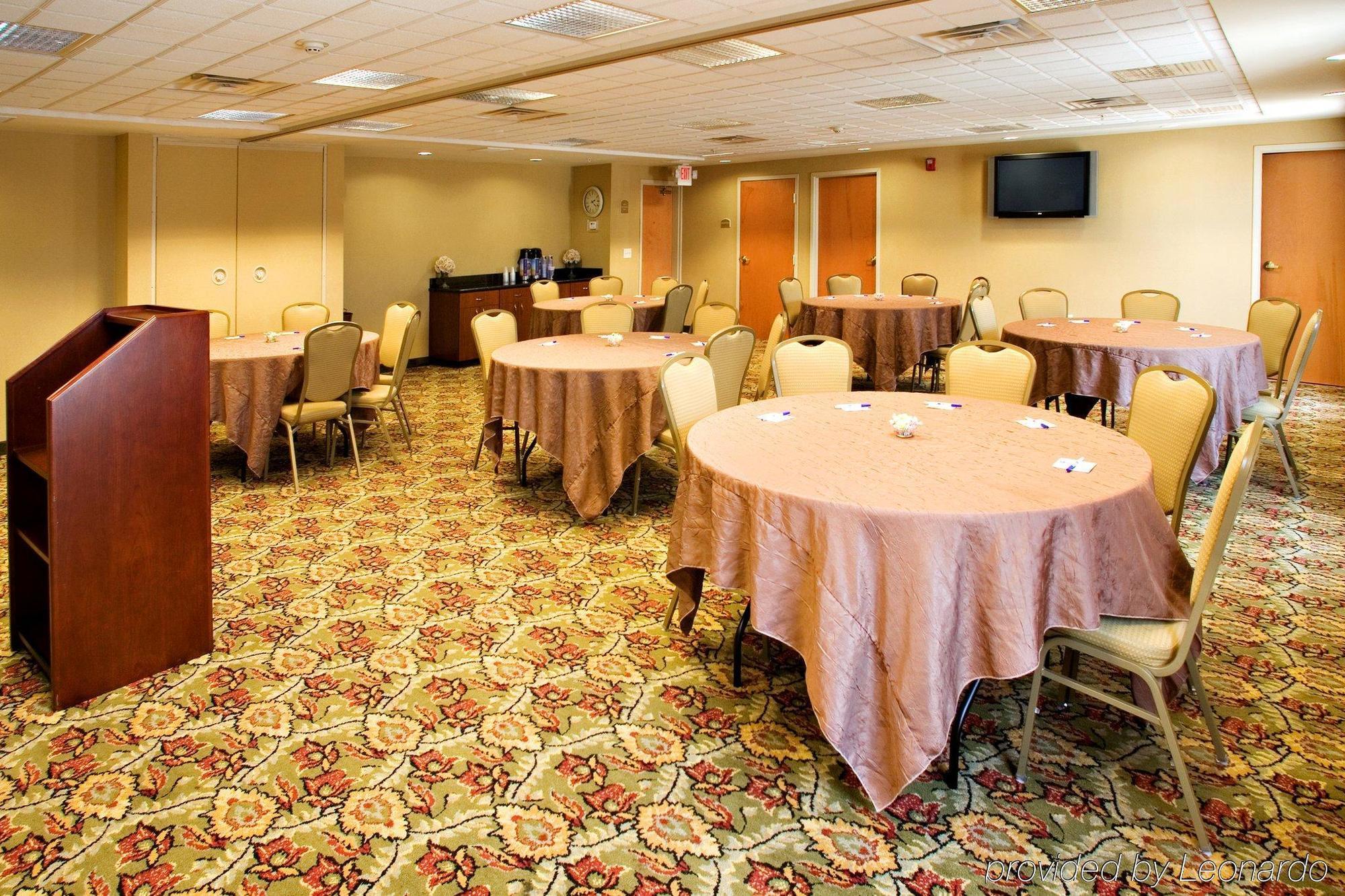 Holiday Inn Express & Suites Selma By Ihg Зручності фото