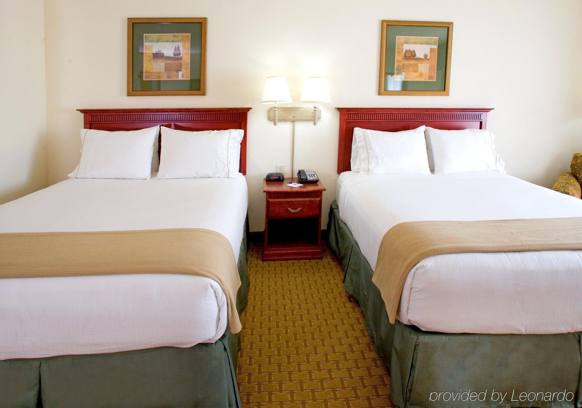 Holiday Inn Express & Suites Selma By Ihg Номер фото