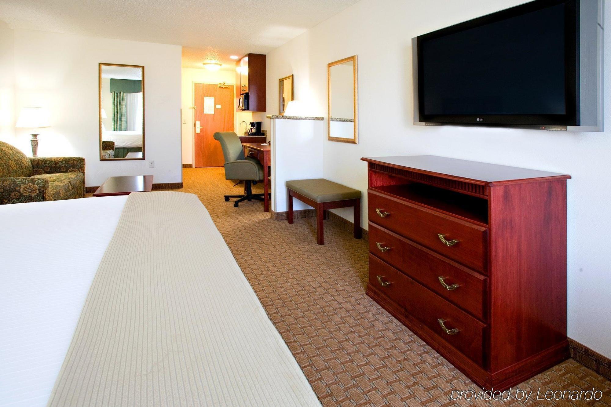 Holiday Inn Express & Suites Selma By Ihg Номер фото