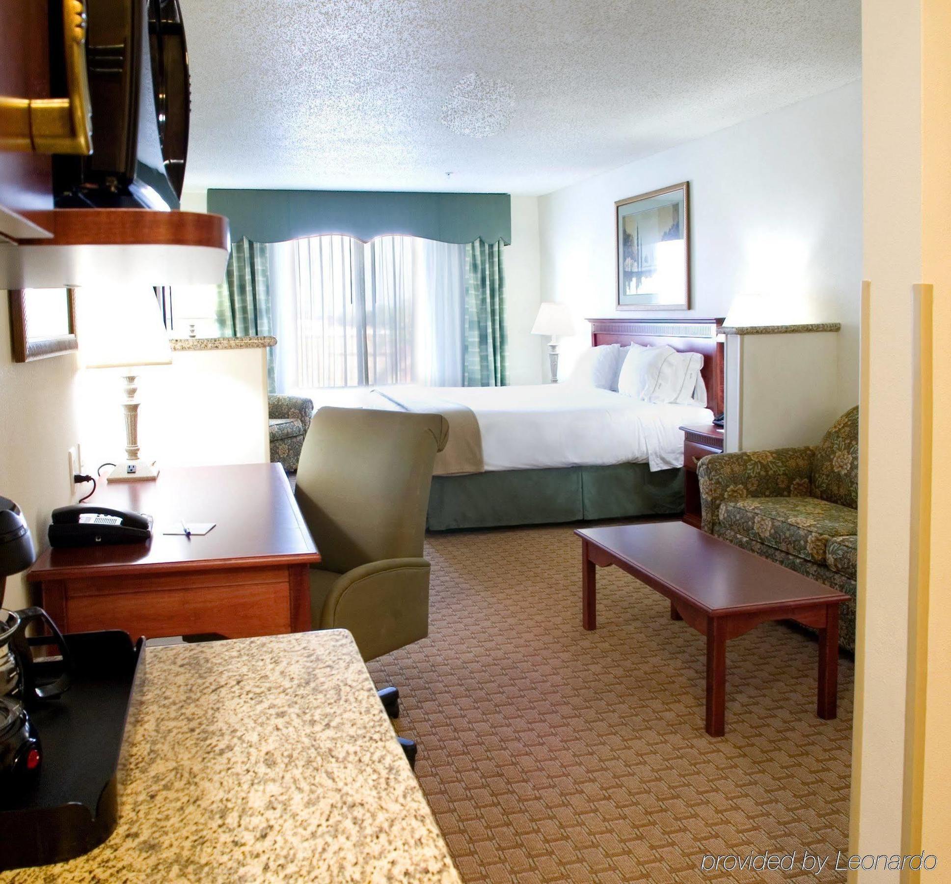 Holiday Inn Express & Suites Selma By Ihg Номер фото